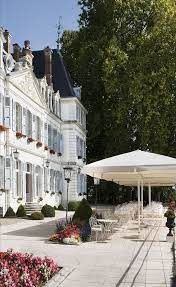 terrasse chateau de divonne 4 etoiles ain chateau terrasse facade jardin parc verdure ain divonne nature hotel chateau chateau hotel