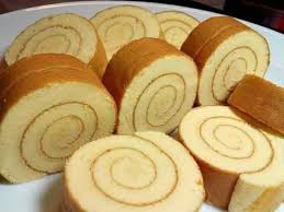 The sponge cake fluffs up with extraordinary elegance by soaking moisture from the light whipped cream making every slice so light and airy. Vanilla Swiss Roll Cake Mudah Resepi Aneka Puding Facebook