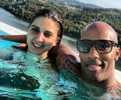 The main themes of his poetry include death, the lost childhood and time. Guarda Redes Do Fc Porto Alfredo Quintana Morre Aos 32 Anos E Deixa Mulher E Filha Bebe Nacional Flash