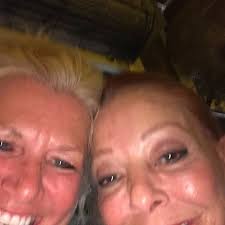 Mi hermana hizo esta cama de madera tallada, pero nadie aprecia su trabajo.  🥰👌💖