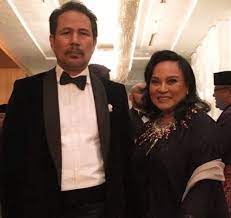 Nasir/ loloq pinjamkan sinarmu nur nilam sari buatku merempuhi malam kabus berlabuh bagaikan awan mengaburi penglihatan menyekat maksud di sempadan redup yang pasangkan angan sekada. Dah Anak Dara Yer Muka Mommy Betul Netizen Berita Kopak Cc