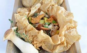 Pilze Die Mit Gemuse In Pergamentpapier Gegart Werden Sind Sehr Aromatisch Lebensmittel Essen Rezepte Pilze