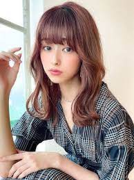 ピンクブラウン ヨシンモリ巻き ゆるふわ 韓国風 大人かわいいモテ 愛され外ハネ 斜め前髪 流し前髪 ピンク バイオレットグレージュ ヘアサロン予約 ozmallビューティ ミディアムロングのヘアスタイル ヘアサロン 斜め前髪