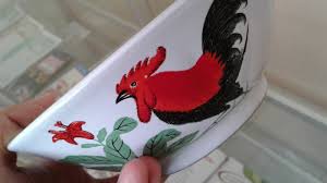 Terdiri dari gambar ayam jago, betina, dan anak ayam yang bermakna kemakmuran. 7 Hal Fenomenal Mangkok Gambar Ayam Jago Yang Kamu Harus Tahu