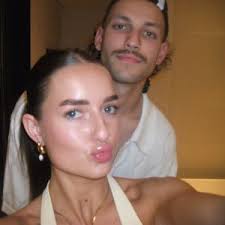 Ella Regan (@ellaregan_)