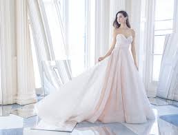 Obwohl lazaro bridal couture in unseren breiten leider nicht vertreten ist, konnte ich nicht widerstehen diese kreationen zu zeigen. Bridal Gowns And Wedding Dresses By Jlm Couture Style 3810