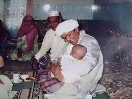 Amalan yang diberi guru sekumpul pendek saja yaitu di rumah harus ada foto/gambar maqom rasulullah saw. 7 Amalan Abah Guru Sekumpul Supaya Anak Jadi Sholeh Atau Wali Islam Nusantara Laduni Id