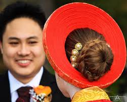Bride S Red Khăn đong Vietnamese Wedding Headdress And Updo Wedding Hairstyle With Pearl Ha Traditional Vietnamese Wedding Vietnamese Wedding Wedding Headdress