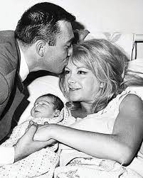 FilizAkın'dan eski eşi Türker İnanoğlu'na veda: “Bay Sinema” maalesef yok  artık… Filiz Akın 1964 ile 1974 yılları arasında evli kaldığı Türker  İnanoğlu'nun vefatının ardından bir yazı yayınladı. Filiz Akın, eski eşi ve