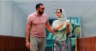 قصة فيلم مش أنا تدور قصة الفيلم حول شاب يدعى حسن (تامر حسني)، خريج الفنون الجميلة ولا يجد عمل يستطيع من خلال الإنفاق على علاج والدته والتي تقوم بدورها الفنانة سوسن بدر، وما توالي أحداث الفيلم يلاحظ حسن قيامه بتصرفات لا. Ø­Ù„Ø§ Ø´ÙŠØ­Ø© ÙÙŠÙ„Ù… Ù…Ø´ Ø£Ù†Ø§ Ù„Ø§ ÙŠÙ…Ø«Ù„Ù†ÙŠ ÙˆØªÙ„ØºÙŠ Ù…ØªØ§Ø¨Ø¹Ø© ØªØ§Ù…Ø± Ø­Ø³Ù†ÙŠ Ø¹Ù„Ù‰ Ø§Ù†Ø³ØªØ¬Ø±Ø§Ù… Ù…ØµØ¯Ø± Ø§Ù„Ø¥Ø®Ø¨Ø§Ø±ÙŠØ©