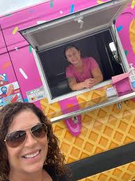 The weather mostly held out for us(we did get a little wet)🌧️as we treated  the neighborhood to some ice cream. 🍦 Thank you, LeeAnna and Brad with  Sugar Wheels for bringing the