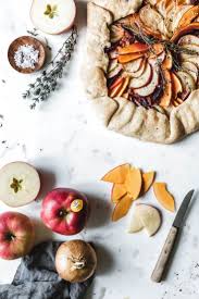 Herzhafte Galette Mit Apfel Roter Bete Und Kurbis Rezept Rezepte Herbst Essen Thanksgiving Rezepte Beilagen