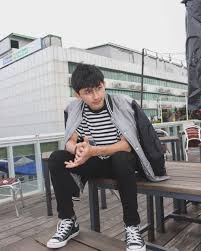 Kumpulan foto foto cowo ganteng indonesia. Gambar Mungkin Berisi 1 Orang Duduk Strip Sepatu Dan Luar Ruangan Pose Orang Fotografi