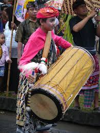 Gendang beleq adalah seni musik tradisional sasak yang dikenal oleh seluruh masyarakatnya. Gendang Beleq Musik Tradisional Suku Sasak Kelanaku