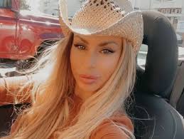 Veronica Graf, si fotografa al mare: l'ex Grande Fratello si dimentica il  reggiseno [FOTO]