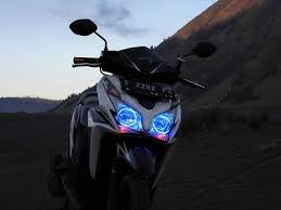 Kesan yang ingin ditampilkan adalah kokoh dan eksklusif. Lampu Depan Warna Putih Sebenarnya Melanggar Nggak Sih Sekedar Coretan