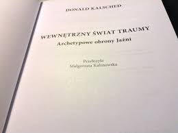 The inner world of trauma is a truly compelling, moving and important book. Malgorzatakalinowska On Twitter Polish Edition Of The Inner World Of Trauma By Donald Kalsched In My Translation Just Arrived Https T Co Sqdeg6cdns