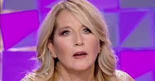 Nel daytime di mercoledì 6 febbraio de l'isola dei famosi di canale 5, marina la rosa e jo squillo sono andate insieme a cercare della legna addentrandosi di più nella foresta. I M Not Ready To Smile About This Yet Jo Squillo And Her Deep Pain To Verissimo Ruetir