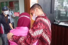 Pinangki sirna malasari terbukti menerima duit us$ 500 ribu untuk membeli mobil, pembayaran apartemen dan operasi kecantikan di luar negeri. Duit Dari Mana Pinangki Sirna Malasari Ke As Ini Kata Suaminya Akbp Napitupulu