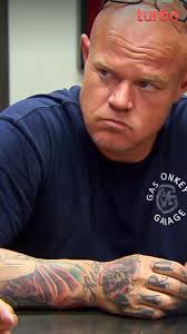 En un encuentro de automóviles, Richard decide hacer negocios sin la ayuda  de Aaron. Mientras que en el taller continúan reparando los amortiguadores  del Lincoln Continental 🤝🚗 #ElDúoMecánico Descubre más contenidos como