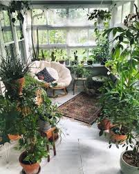 Dengan menggunakan desain rumah mewah 2 lantai dengan kolam renang dan taman menjadi konsep penghijauan dalam rumah yang alami dan cukup ideal untuk desain taman minimalis hunian masa. 9 Potret Desain Taman Dalam Rumah Berasa Di Villa