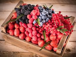 Corbeille De Fruits Rouges Corbeille De Fruits Fruits Et Legumes Fruits