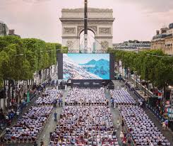 Le Cinema En Plein Air Aux Champs Elysees Revient Cinema Plein Air Plein Air Paris Photo