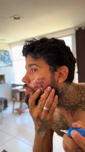 Ele tatuando o rosto, apenas com o reflexo 🤭❤️‍🔥🫶🏻 #viral #tatuagem  #fyp #amor @robsonbastos