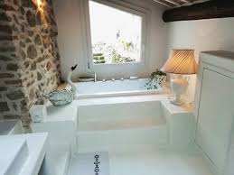 Esteticamente i pavimenti in resina per bagni possono avere superficie trasparente, bianca, nera o colorata, perfettamente piana, lucida, brillante ed omogenea, che richiede una ridotta manutenzione rispetto ai pavimenti in piastrelle, anche a distanza di anni. Bagni In Resina Infinity Scopri Le Sue Caratteristiche