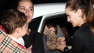 Geçtiğimiz ay dünyaya gelen oğulları karan adına açtıkları sosyal medya hesabına rekor teklif geldi. Fahriye Evcen Ve Oglu Karan Etiler De