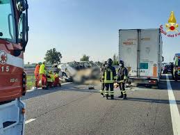 L'episodio, confermato dal centro operativo della polizia stradale dell'autostrada, è successo pochi minuti prima delle due e, secondo le prime informazioni, non avrebbe fortunatamente provocato feriti. Incidente In A21 A Fiorenzuola Morti 5 Operai Un 40enne Di Covo Bergamonews