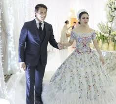 Meskipun baru sekitar 5 tahun menggeluti dunia desain, ayu dyah andari terbilang cukup sukses karena banyak hasil karyanya yang disukai dan dipakai oleh kalangan selebritis. Jangan Asal Pilih Gaun Pengantin 9 Rekomendasi Desainer Baju Pengantin Asal Indonesia Ini Punya Konsep Yang Unik Untuk Gaun Pernikahanmu