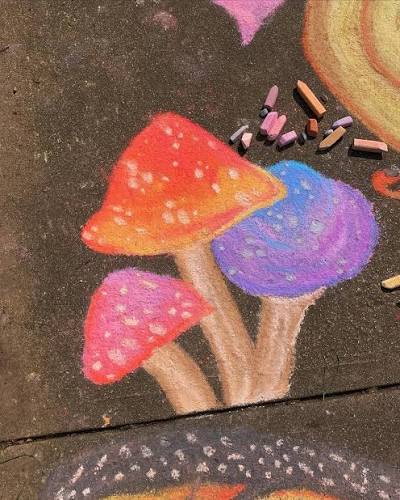 another #sidewalkchalk drawing for today :)) I've really enjoyed experimenting with my artse with chalk and I found i find the most joy from making these fun and funky rainbow designs!!! I