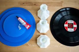 Diy projects 15 ways to diy with wine crates. Diy Vintage Record Cake Plates