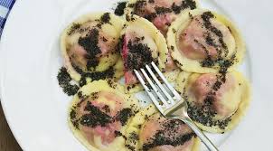 Dopo aver gustato gli antipasti e in attesa dei secondi e dei dolci, ecco un piccolo viaggio tra sapori della tradizione e piatti prelibati per gustare tutta l'atmosfera del natale a tavola!in questo speciale di primi piatti abbiamo voluto raccogliere tutto il calore dei pranzi delle feste quando la famiglia si riunisce anche per condividere la preparazione delle prelibatezze da gustare insieme. Primi Piatti Di Natale 15 Ricette Di Primi Natalizi