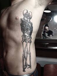 Neo trad skeleton and lizard tattoo by @fedealmanzor. Rafel Delalande Tato Karya Seni Lukisan