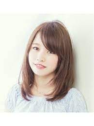 今回は 小顔に見えるミディアムのヘアスタイルを特集 地域別に人気の髪型と美容院をご紹介しています ロングのレイヤー入りヘア ヘアスタイル 髪型