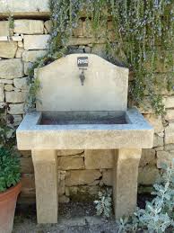 Cet Evier Peu Profond Peut Parfaitement Etre Utilise Comme Evier D Exterieur Il Pourrait Alors Servir P Evier Pierre Evier De Jardin Evier De Jardin Exterieur