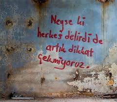 Balat semtinde çekilen çukur dizisinin duvar yazıları dikkat çekiyor. Iste Cukur Un Merakla Beklenen Duvar Yazilari Galerisi Enbursa Haber