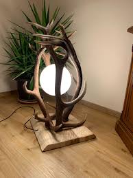 Wohnzimmer Chalet Stehlampe Us Holz Und Geweih In 2020 Geweih Lampe Geweih Lampe