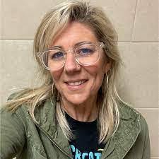 Holly Linders's Instagram, Twitter & Facebook