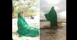 7 pantai selatan yang terkenal mitos mistisnya tapi indah banget. Ibu Ini Foto Di Pantai Selatan Dengan Baju Hijau Netizen Tak Percaya