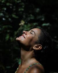 Bella Campos aparece topless e de calcinha nude em bastidores de ensaio;  assista - Voz na Comunidade