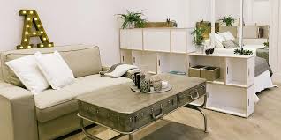 A base, with hydraulic regulated height, is built of 2 crossed rectangular frames of grey coated metal. Variable Height Space Divisor Brickbox