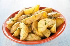 In commercio troviamo quattro varietà di patate: Patate Al Forno Con La Buccia La Ricetta Per Un Contorno Gustoso E Veloce