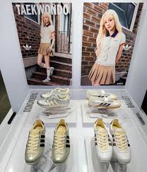 韓團女星「宋雨琦」私服同款get‼️adidas 愛迪達跆拳道薄底鞋換上Y3K時尚銀白新裝啦🎉 .  延續經典黑白配色極簡輪廓＋輕盈薄底🖤🤍穿起來就是輕快時髦又百搭✨皮質鞋面柔軟且貼合腳型、