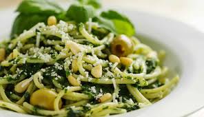 Oggi, però, non ho voglia di un secondo. Spaghetti Con Crema Di Spinaci Olive E Pinoli Gustosa