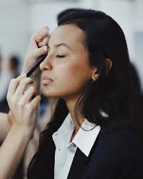 Na passarela da @spfw, a beleza criada por nós para o desfile da  @santaresistencia traduziu o poder e a poesia das mulheres-água 💫 Sob a  direção de beleza de @chloe_gaya e do