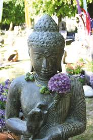 Ein Wunderschon Dekorierter Stehender Indischer Buddha In Unserer Ausstellung Buddha Stehenderbuddha Steinguss Gartendeko As Buddha Buddha Figur Indisch