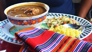 Este plato contiene carne de res, chorizo, morcilla, pollo y achuras como riñón, hígado y mollejas, cocidas a la brasa. Los 10 Platillos Mas Tradicionales De Guatemala Segun Culture Trip